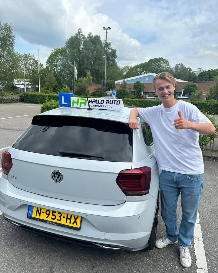 Student geslaagd met Hallo Auto lesauto