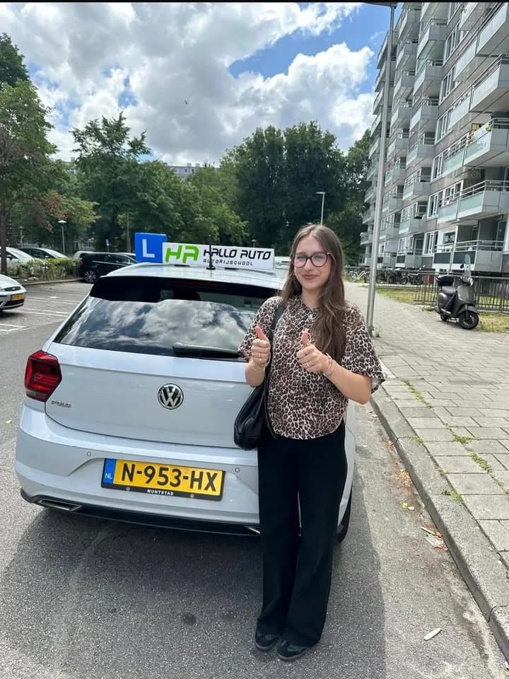Hallo Auto lesauto met geslaagde leerling