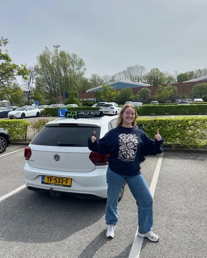 Leerling met lesauto van Hallo Auto in Nieuwegein