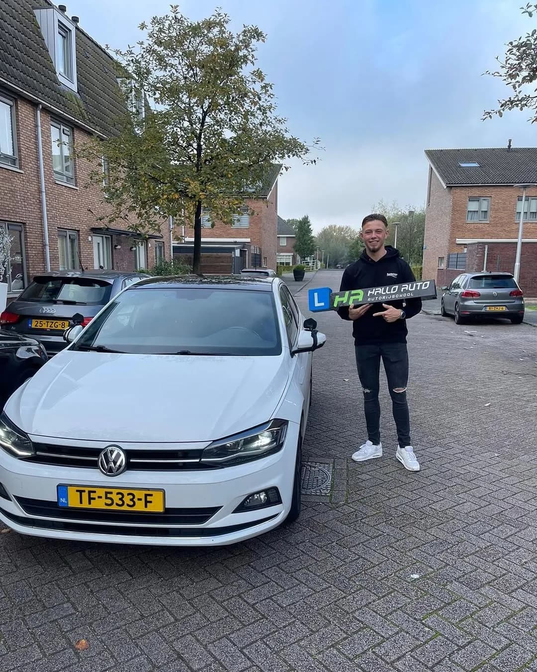 Leerling met lesauto van Hallo Auto in Houten