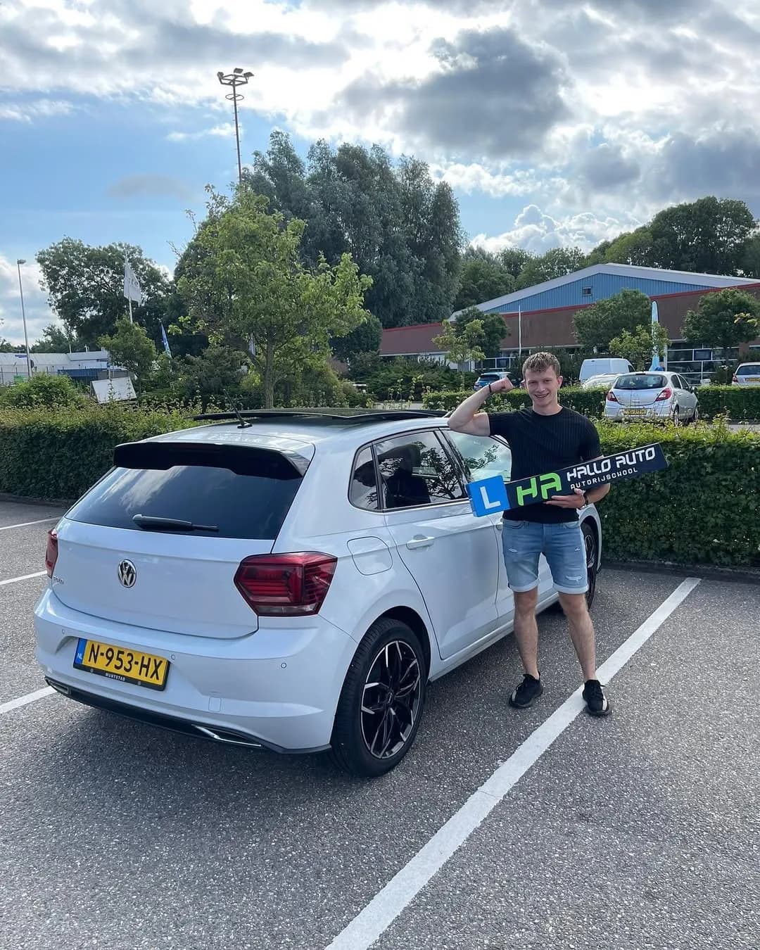 Student met L-bord na rijles in Utrecht