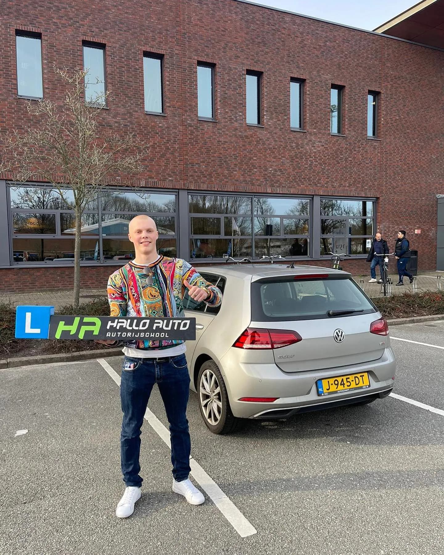 Leerling met lesauto van Hallo Auto in IJsselstein